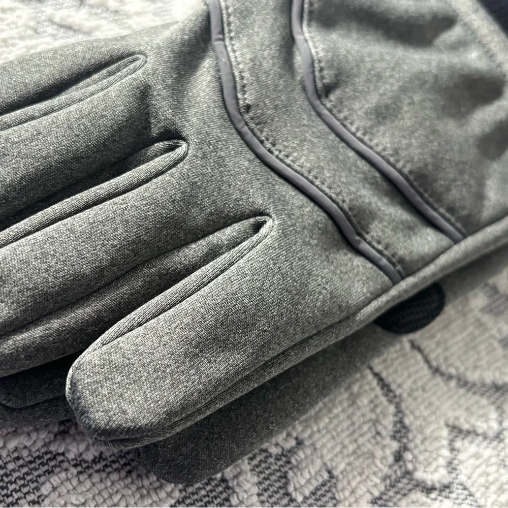 ISOTONER WMNS Moisture Wicking Touchscreen Gloves. GRY W/ Reflective Detail. S/M - Picture 6 of 8